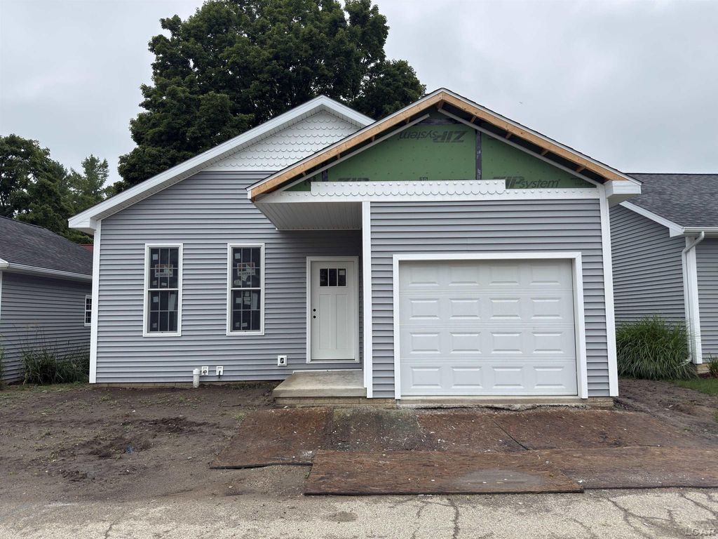 967a W Maumee St, Adrian city