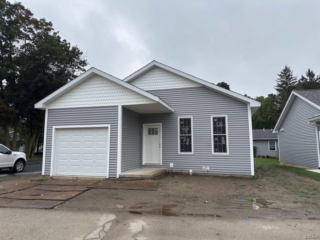 965a W Maumee St, Adrian city