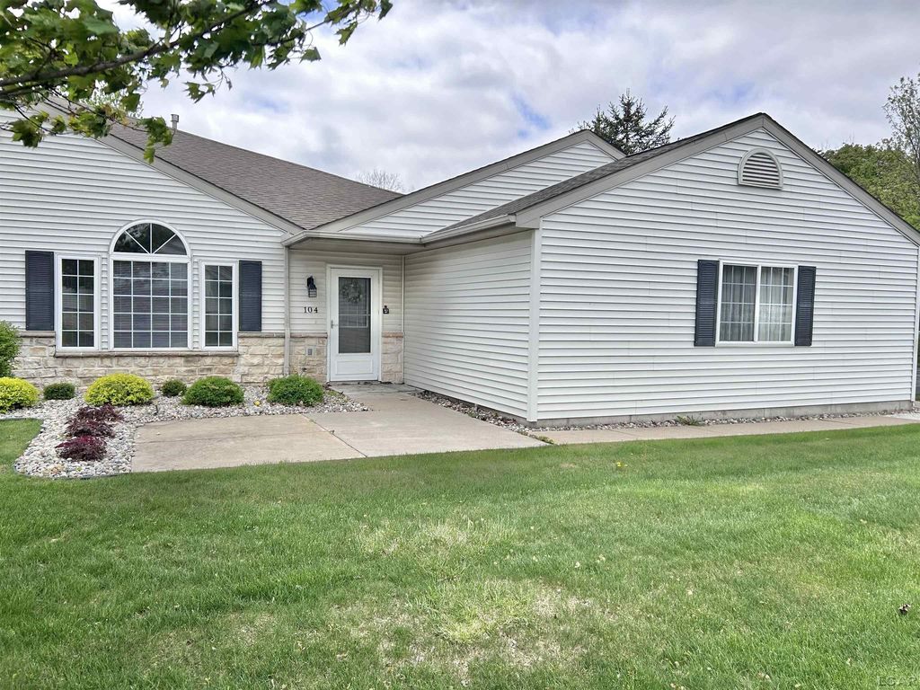104 Lakewood Dr, Adrian