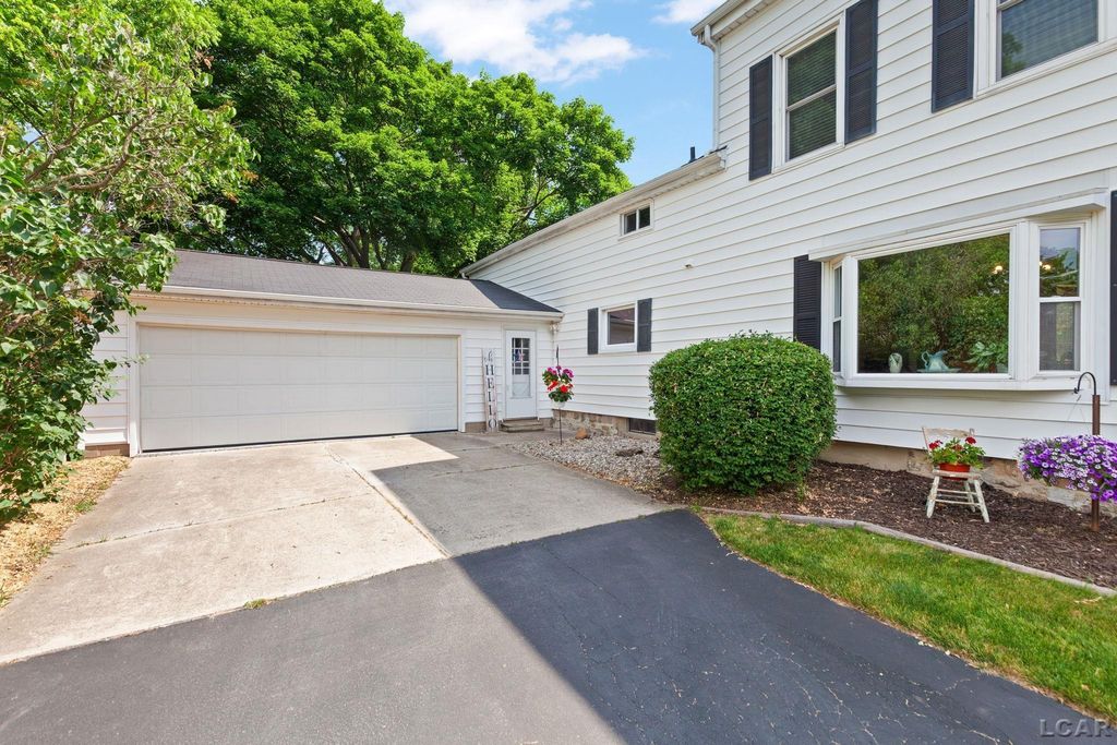 807 Conklin Dr, Tecumseh