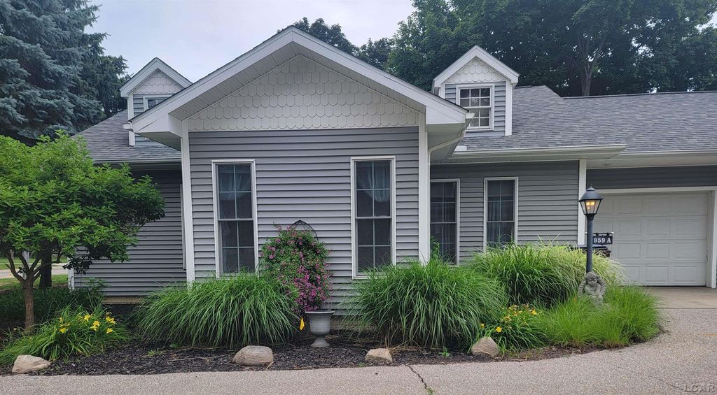 959 W Maumee St, Adrian