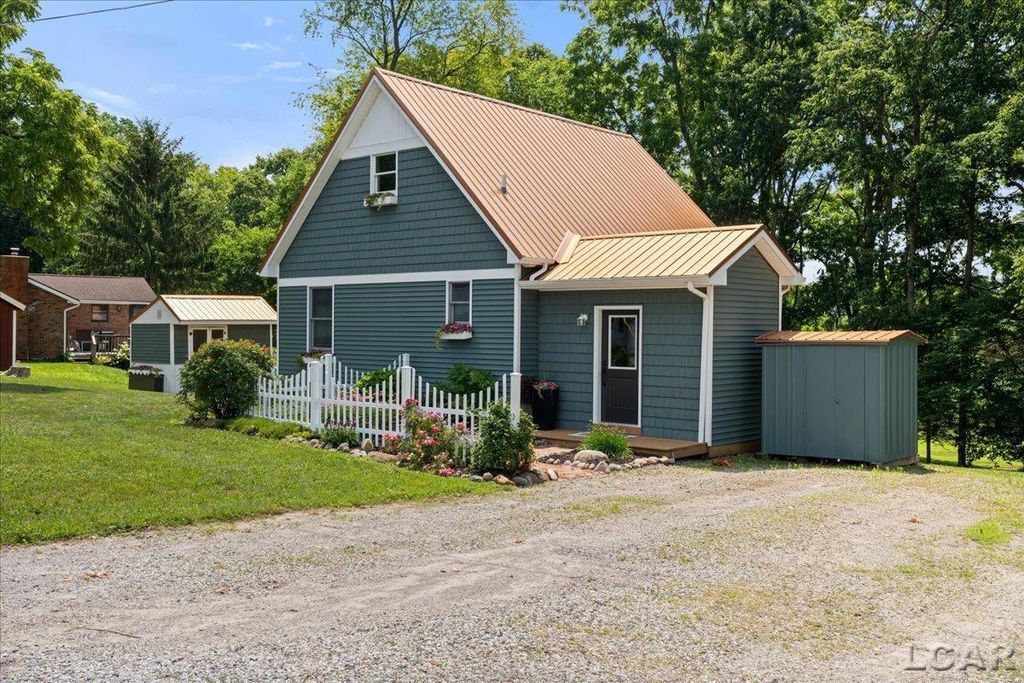 2041 Lakeview Dr, Cambridge township