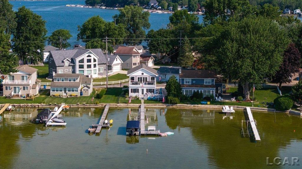 10240 W Ferndale Dr Dr, Manitou Beach