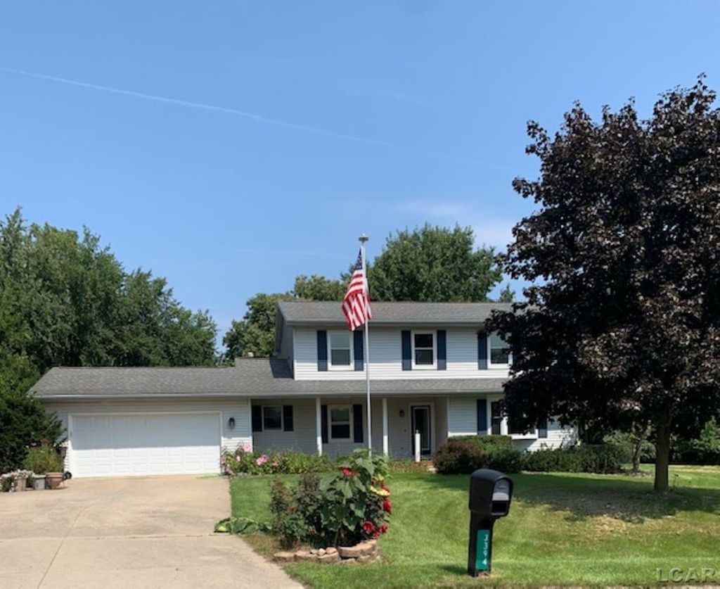 3394 W Circle Dr, Adrian township
