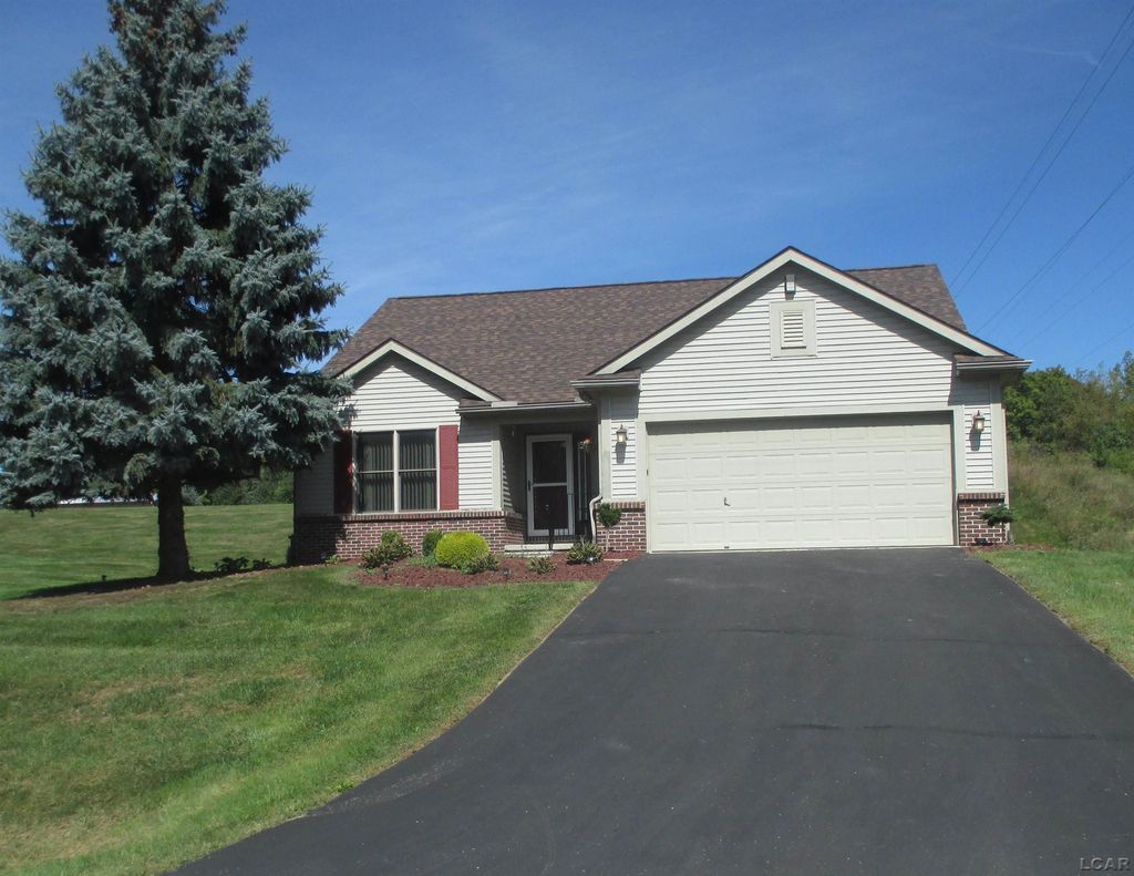 2304 Woodridge Dr, Adrian