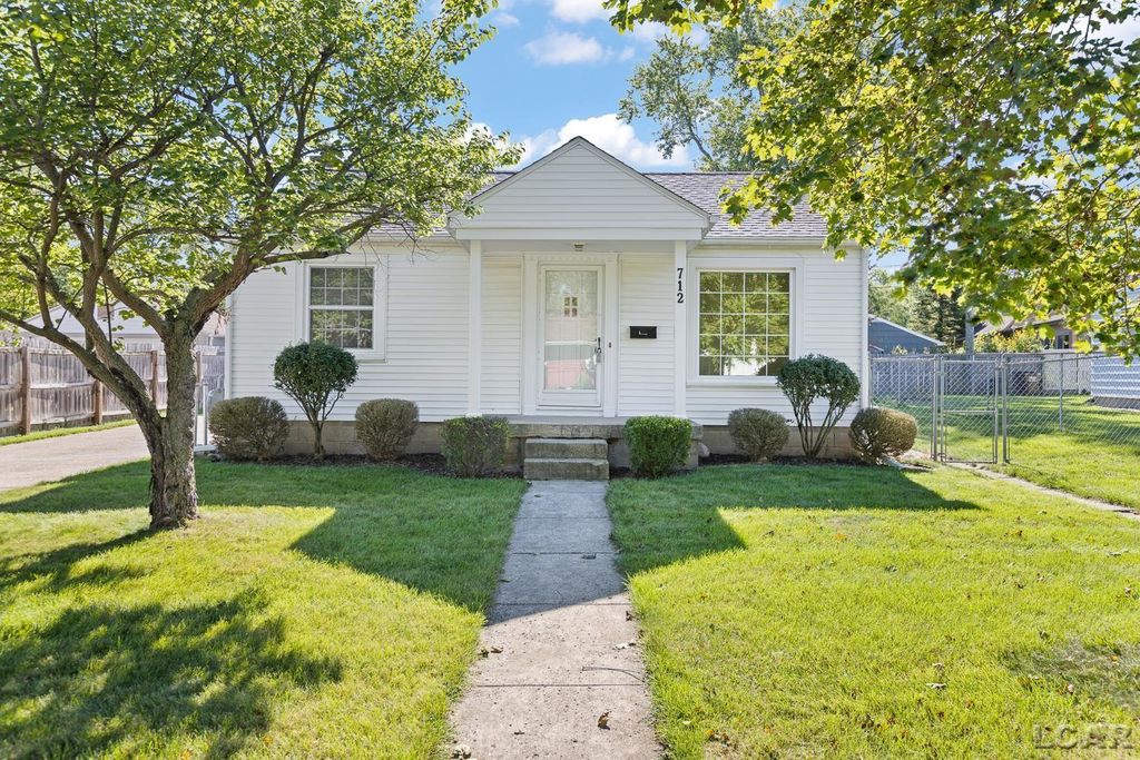 712 Inner Dr, Tecumseh