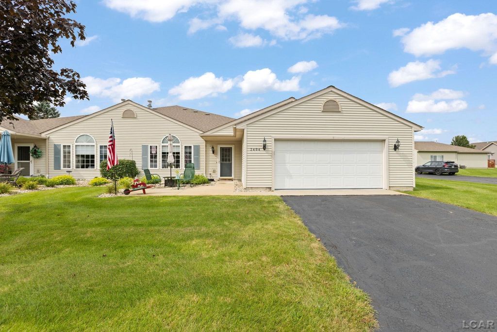 2404 Stillwater Dr, Tecumseh
