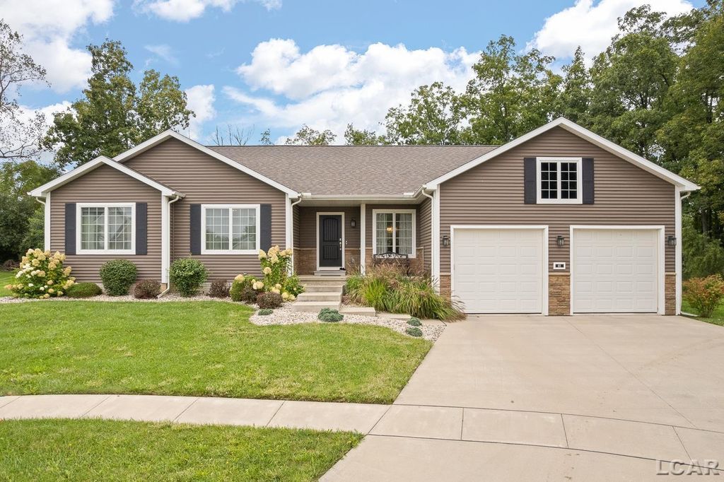 611 Red Maple Dr, Tecumseh