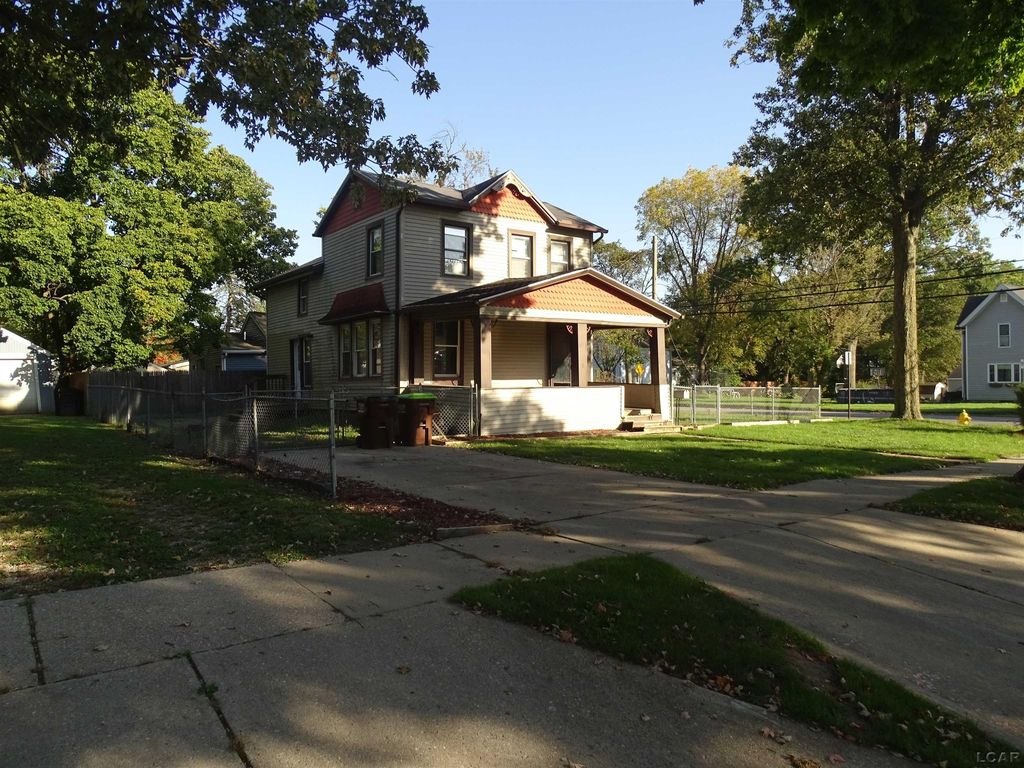665 Dennis St, Adrian