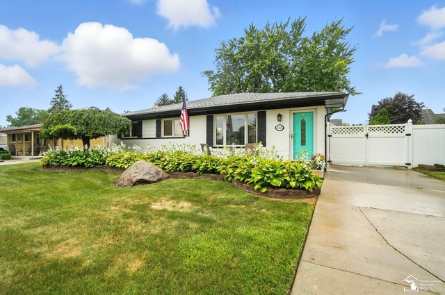 23326 W Fairway Dr, Woodhaven city