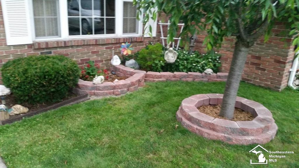 6337 Grandview Dr, Erie township