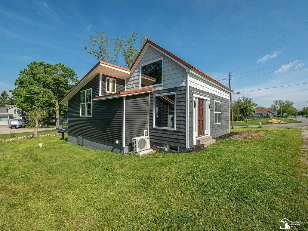 6621 Devils Lake Hwy, Woodstock township