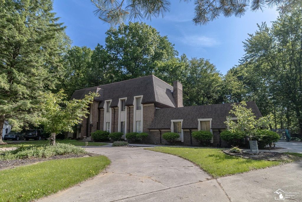 1372 Laurelhurst Dr, Bedford township