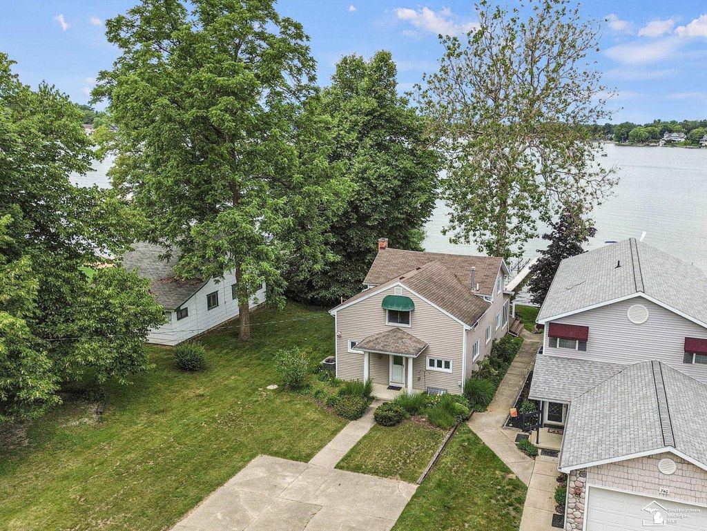 736 Lakeview Dr, Columbia township