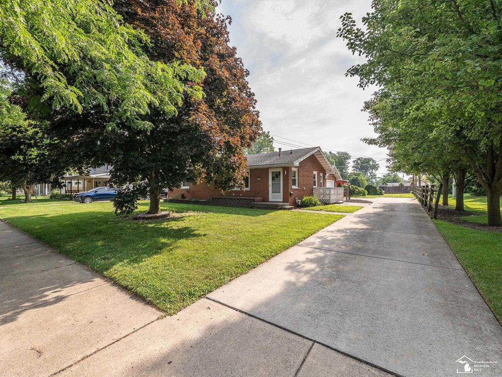 240 Ypsilanti St, Dundee village