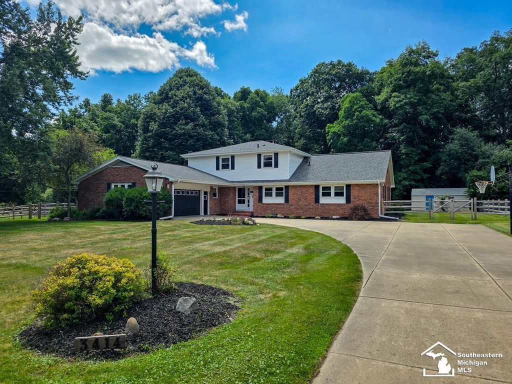 3414 Caroline Dr, Summit township
