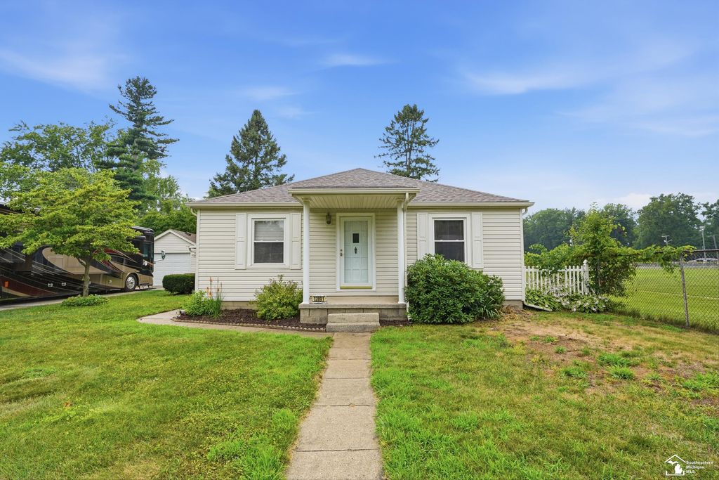 12891 Crane St, Carleton village