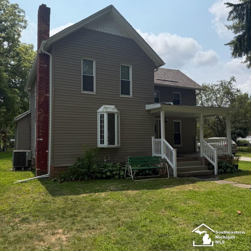 437 Monroe St, Carleton village
