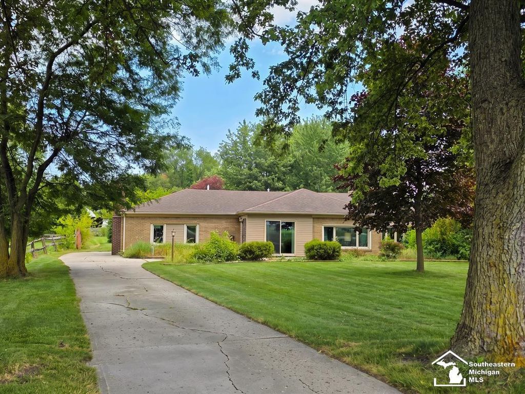10104 Bay Creek Rd, Erie township