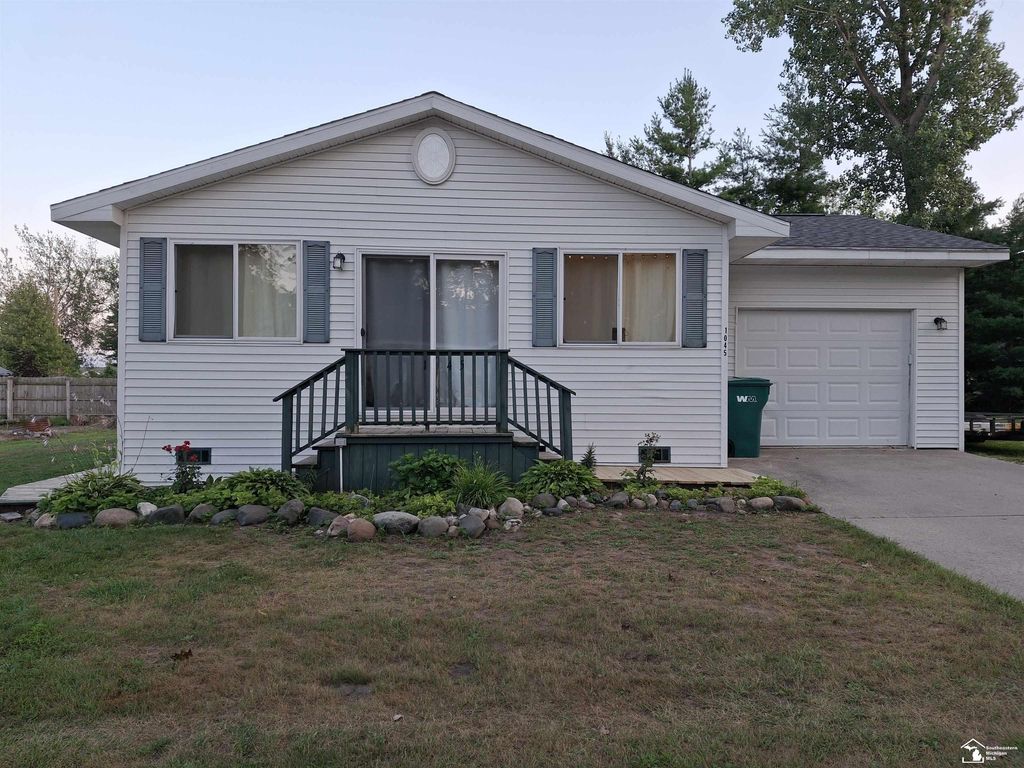 1045 Third St, Alabaster township