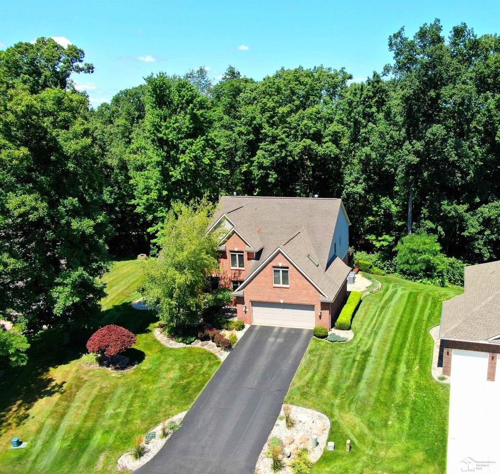 1087 Preservation Dr, Tecumseh township