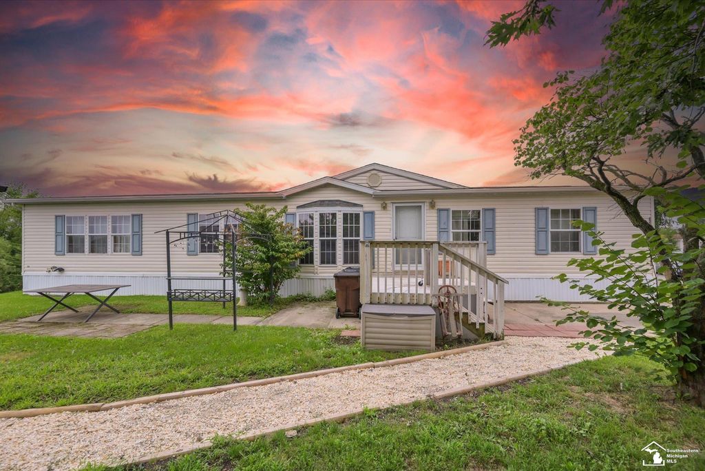 584 Pine Tree Ct, Monroe charter township