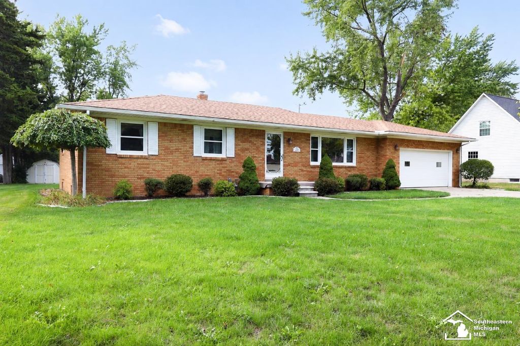 211 Bates Ln, Frenchtown township