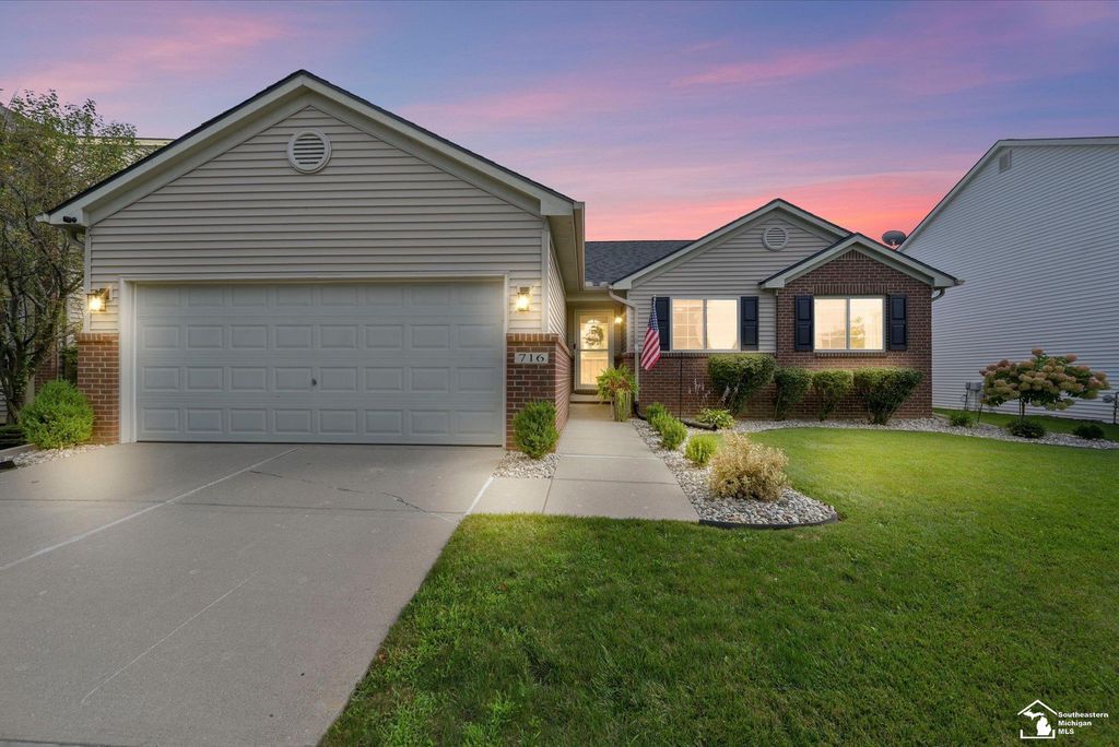 716 Falcon Dr, Dundee village