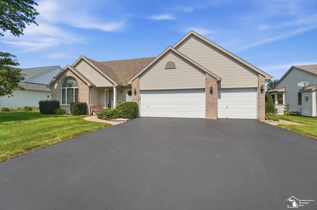 2572 Chapel Creek Dr, Bedford township