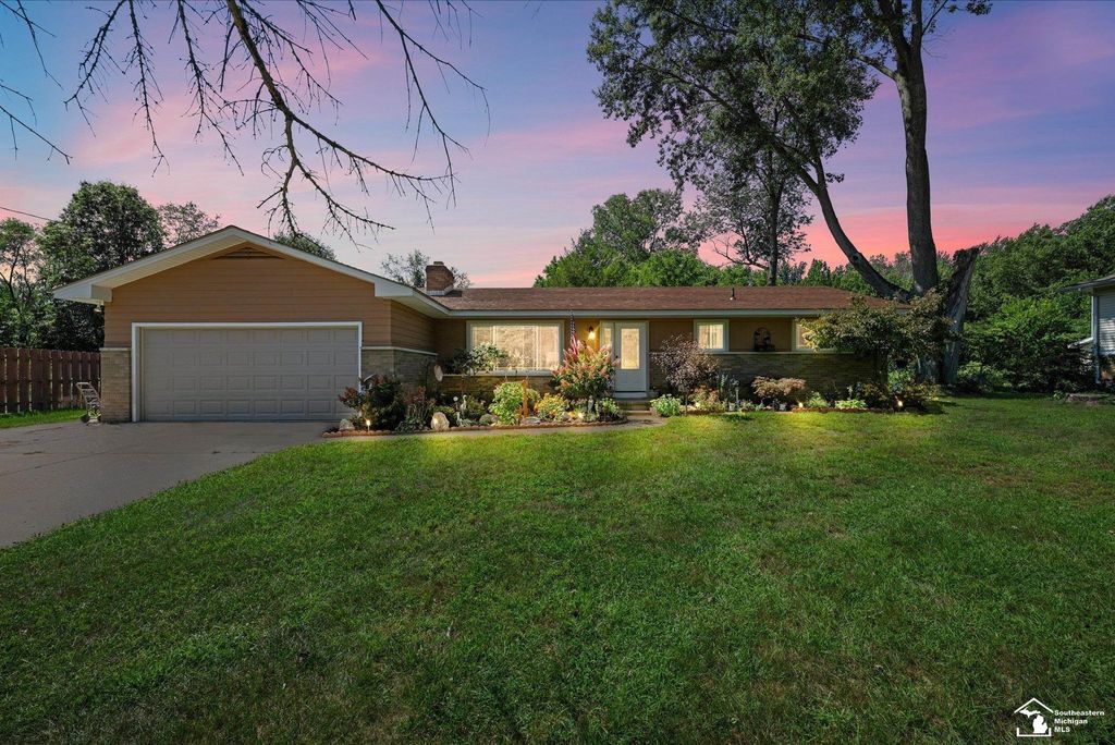 8417 Saratoga Dr, Bedford township