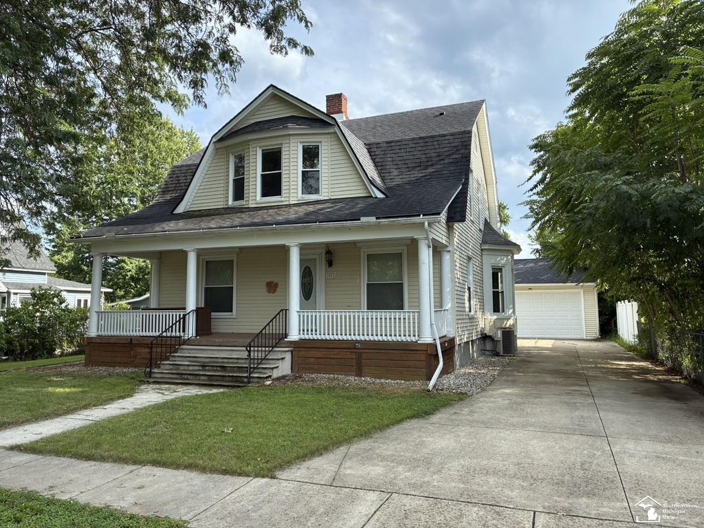 42 E Elm St, Petersburg city