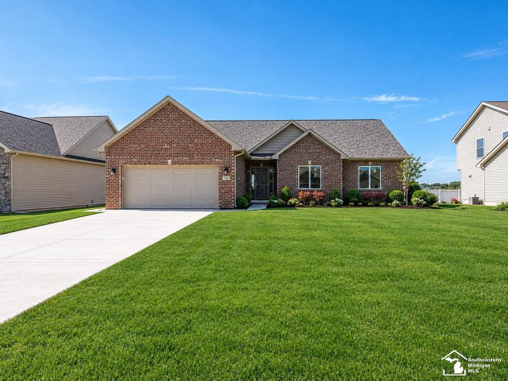 792 E Sweet Briar Ln, Monroe