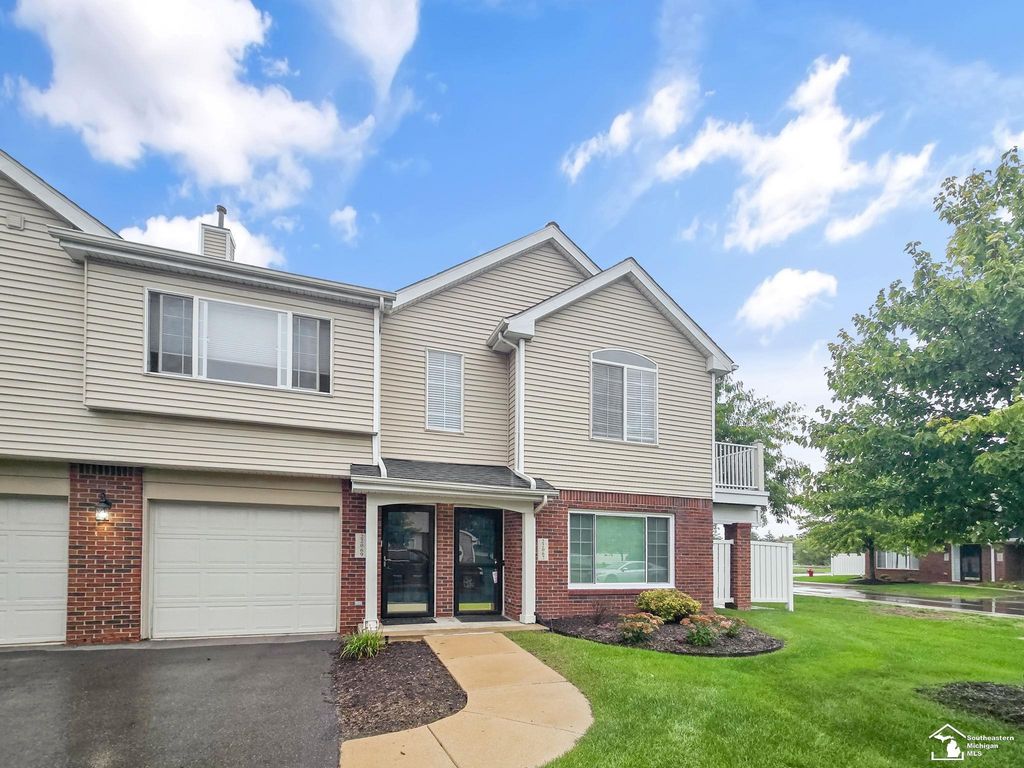 22069 Fairlane Blvd, Woodhaven