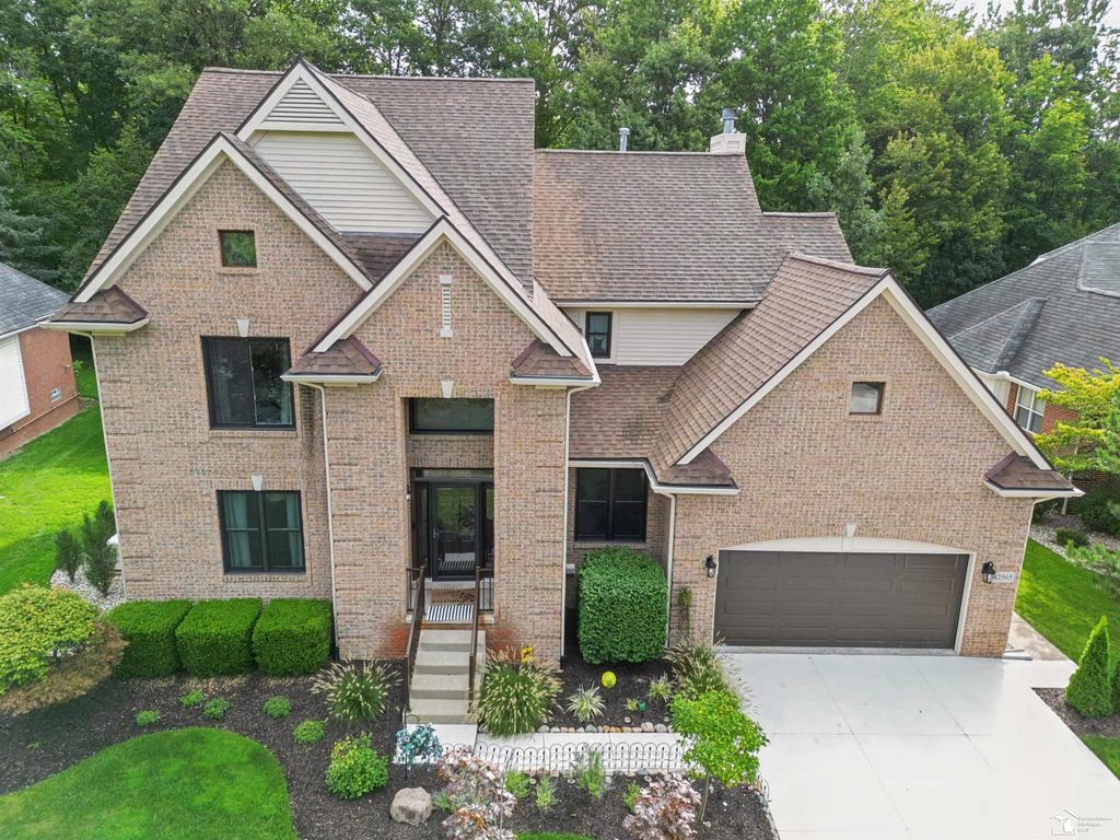42565 White Hart St, Canton