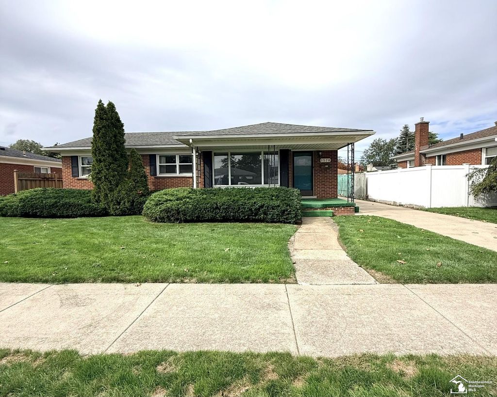 1570 Pinetree St, Trenton