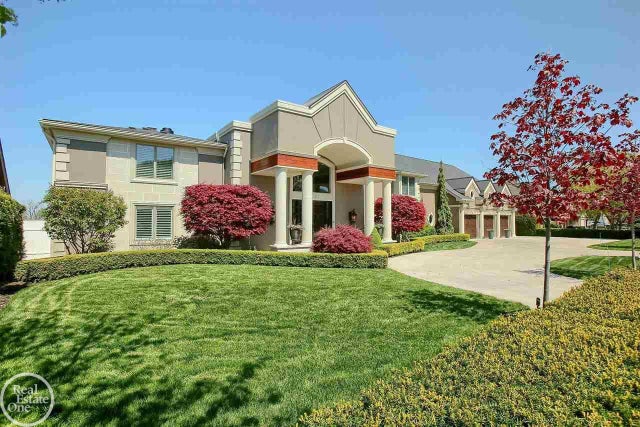 38371 Huron Pointe Dr, Harrison charter township