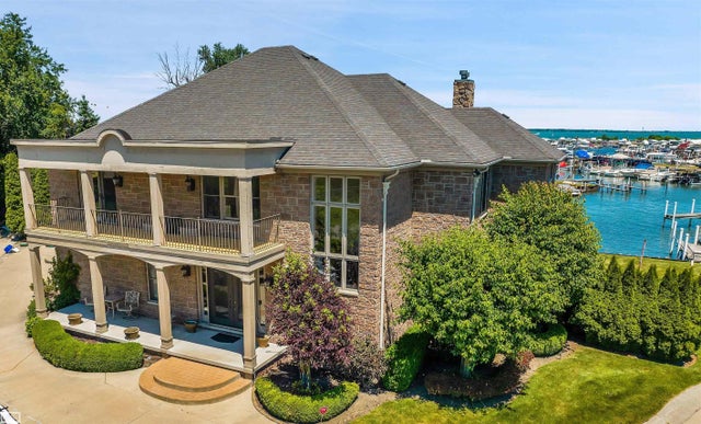 41626 Conger Bay Dr, Harrison charter township