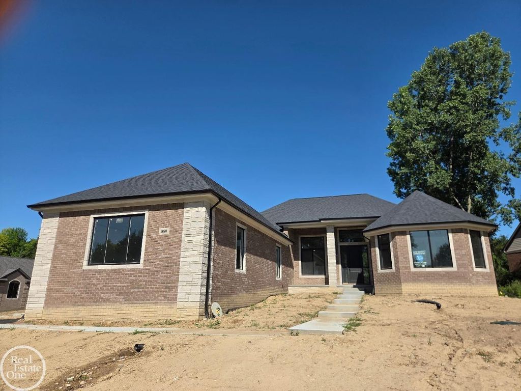 880 Hemlock Dr, Addison township