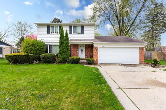 23844 Indianwood St, Clinton charter township