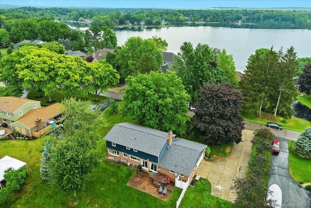 1163 Long Lake Dr, Hartland township