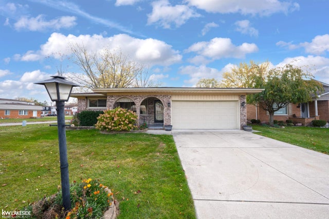 31736 William Dr, Chesterfield township