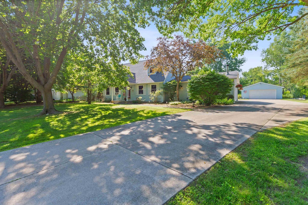 5394 Ponderosa Dr, Clyde township