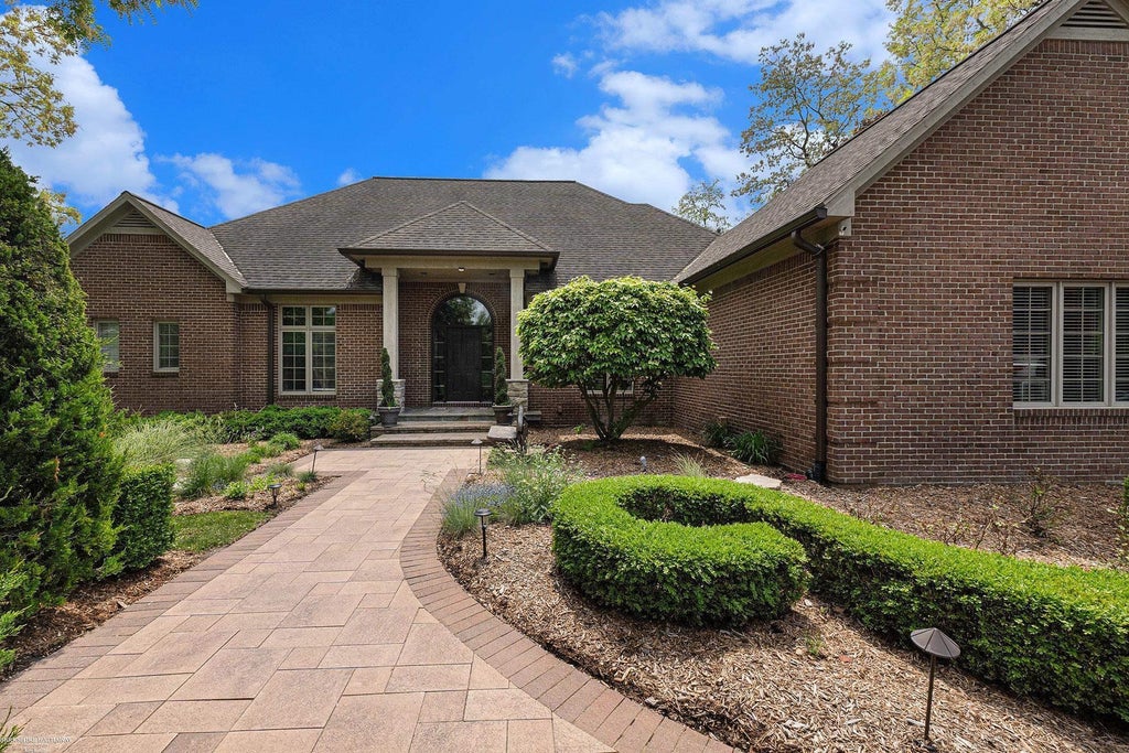 1200 Iroquois Trl, Oxford charter township