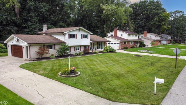 7112 Chatsworth St, Shelby charter township