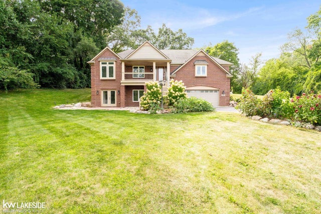 685 Sunset St, White Lake charter township