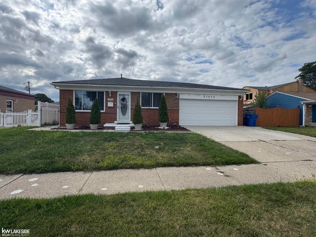 27575 Strathmoor Dr Dr, Warren city
