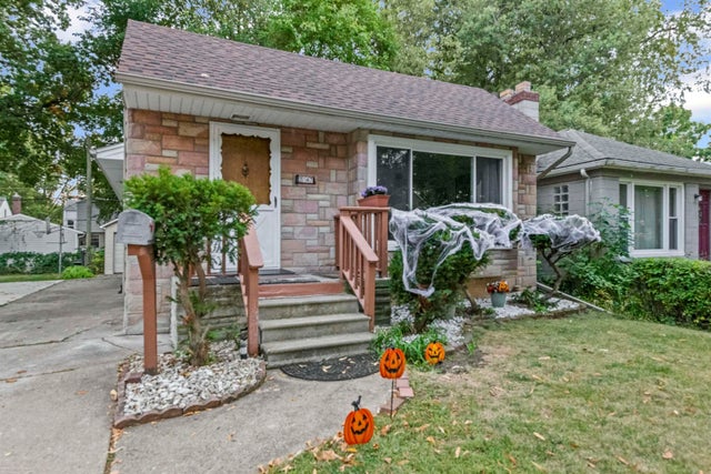 2147 Roslyn Rd, Grosse Pointe Woods city