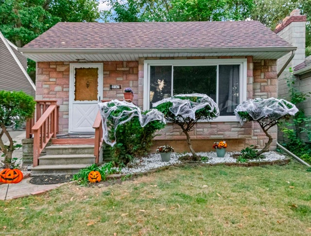 2147 Roslyn Rd, Grosse Pointe Woods city