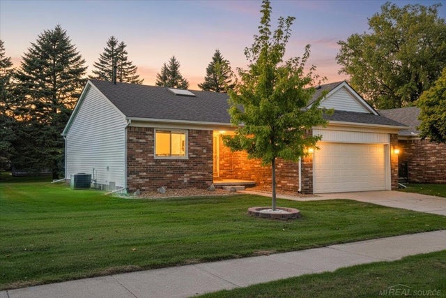 52105 Westfield Dr, Macomb township