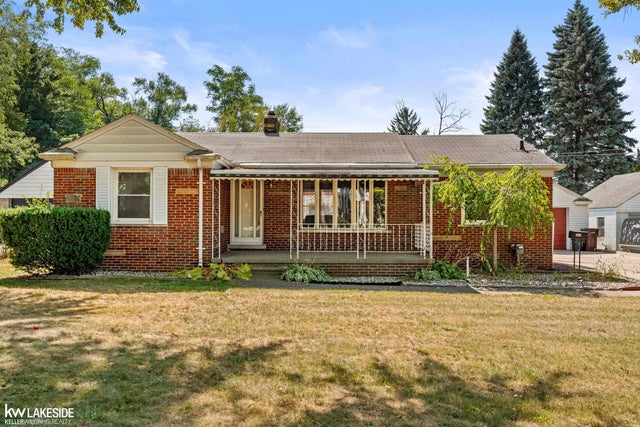8518 Superior St, Center Line city